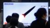 韩国民众在电视上观看朝鲜试射导弹（美联社2021年3月25日）
