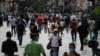 Ciudadanos con tapabocas en medio de la pandemia de coronavirus caminan por el bulevar de Sabana Grande en Caracas, Venezuela. Junio 17, 2020.