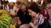 Venezolanos compran en un mercado informal al aire libre en Caracas.