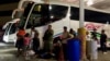 Migrantes evalúan opciones mientras México los transporta desde la frontera de EE.UU.