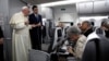 El papa Francisco habla con la prensa a bordo del avión que lo lleva de regreso de Panamá a Roma, Italia, el 27 de enero de 2019.